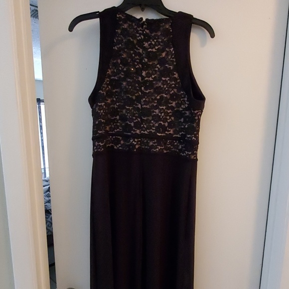 Black gown with detail - Picture 4 of 4